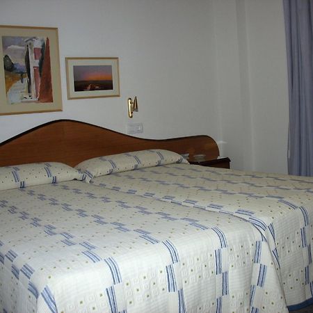 Hostal La Barretina Фігерас Екстер'єр фото