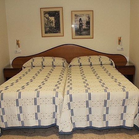 Hostal La Barretina Фігерас Екстер'єр фото