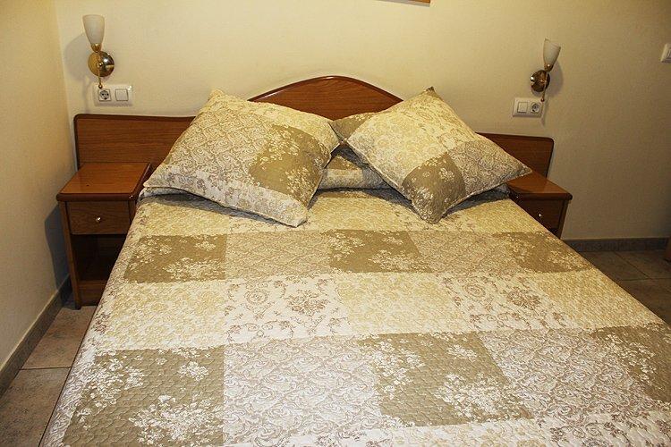 Hostal La Barretina Фігерас Екстер'єр фото