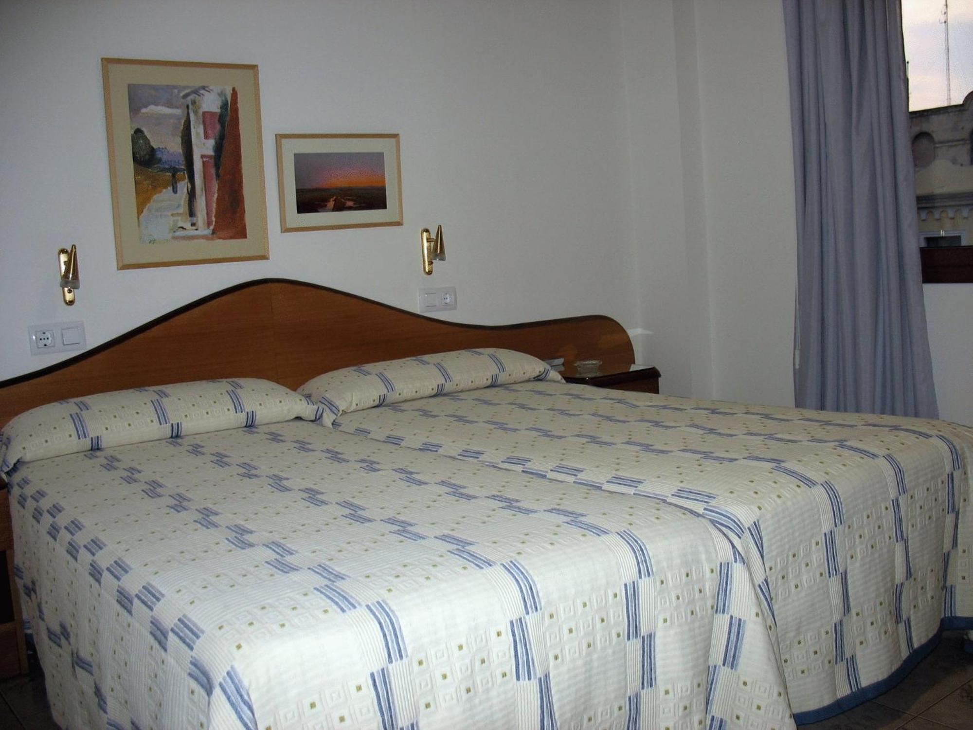 Hostal La Barretina Фігерас Екстер'єр фото