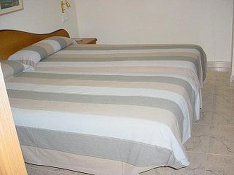 Hostal La Barretina Фігерас Екстер'єр фото