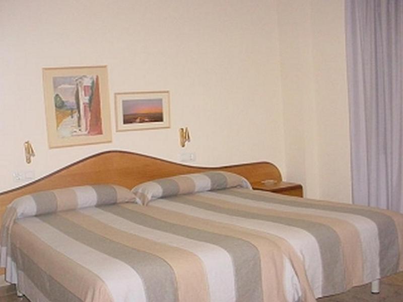 Hostal La Barretina Фігерас Екстер'єр фото