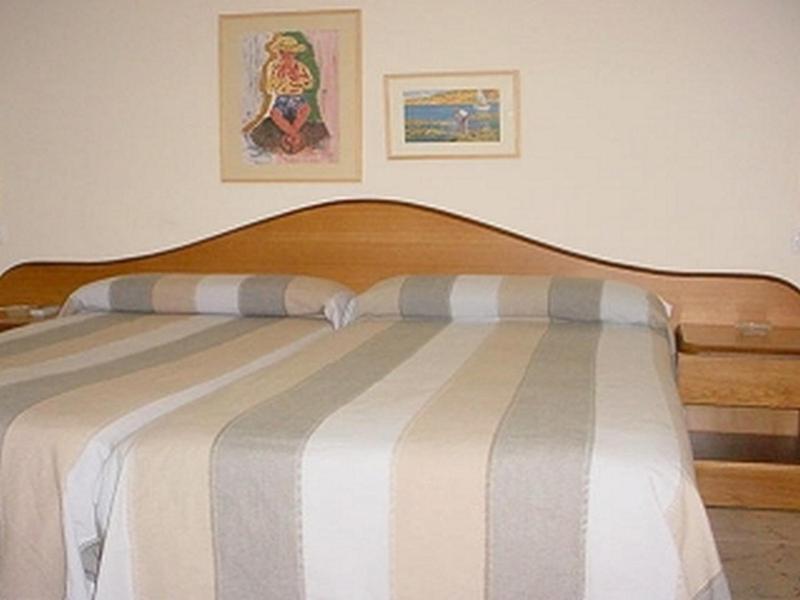 Hostal La Barretina Фігерас Екстер'єр фото
